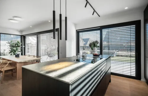 Haus mit Außenjalousien an den Fenstern