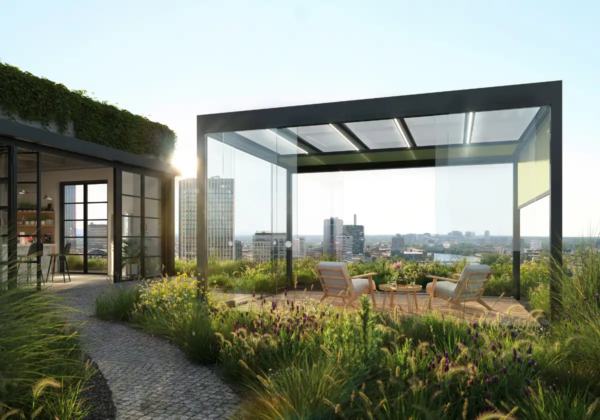 Moderne Dachterrasse mit Glasüberdachung und grüner Umgebung in der Stadt