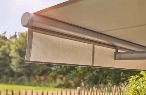 Nahaufnahme einer Markise mit Garten im Hintergrund