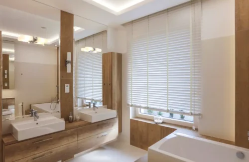 Sonnenschutz im Innenraum eines Badezimmers