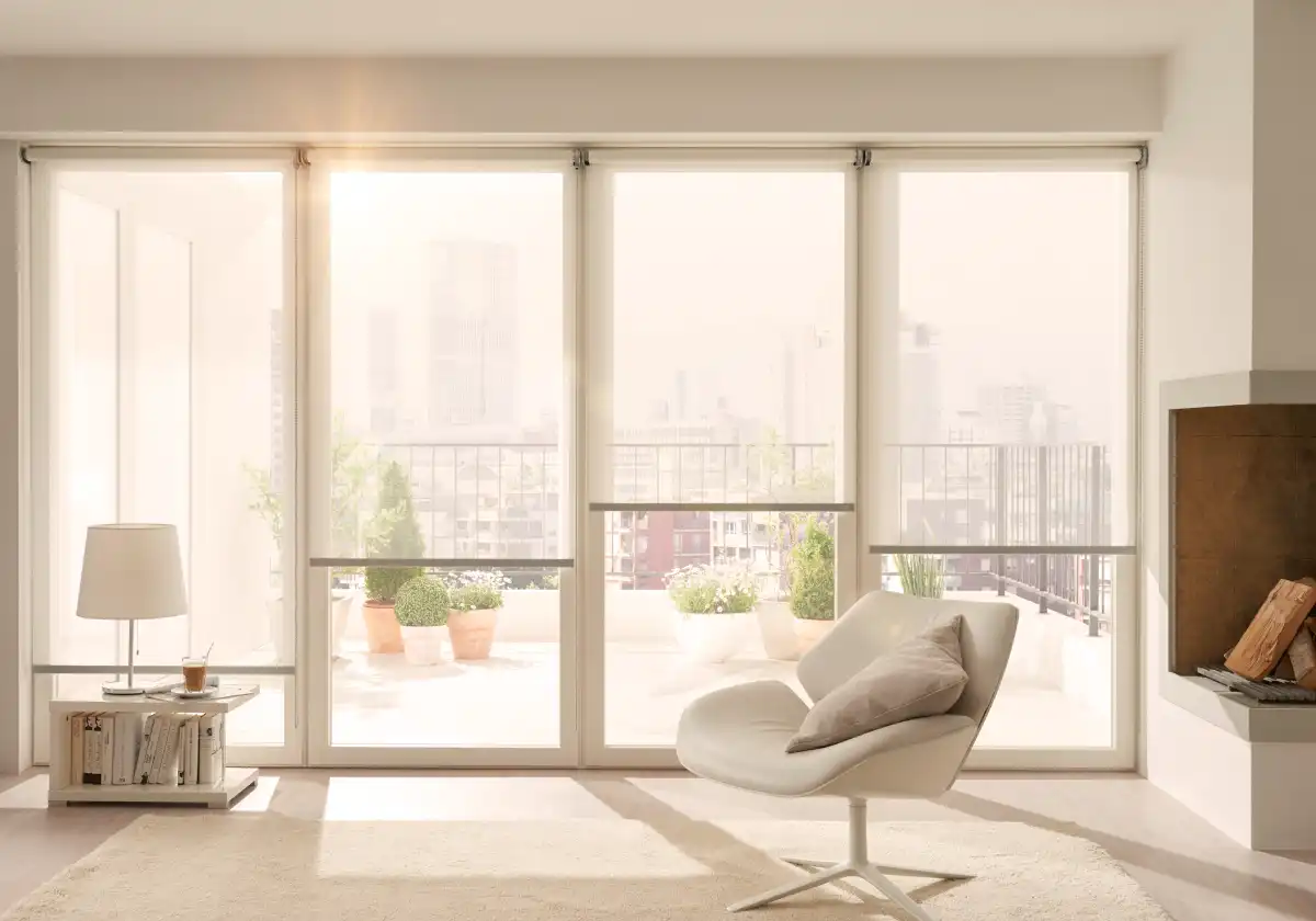 Modernes Wohnzimmer mitmit hellen Innenjalousien