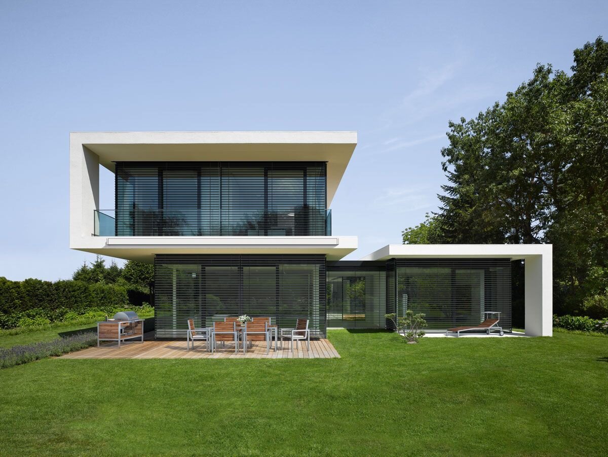 Große Fenster an modernem Haus