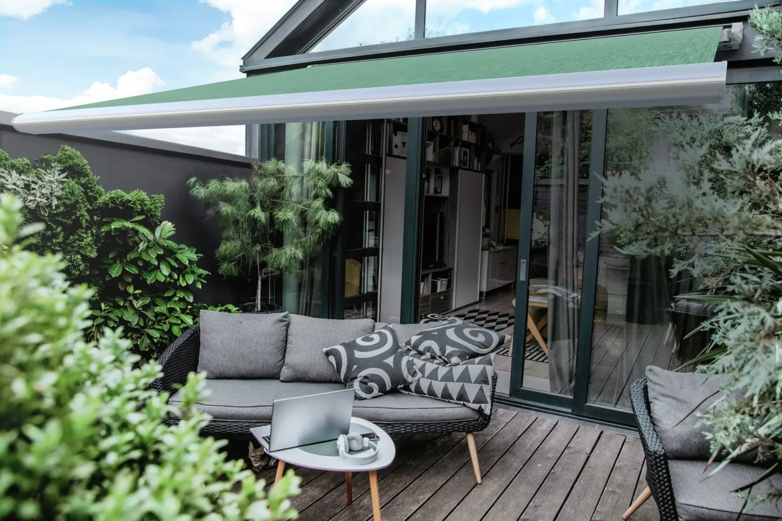 Grüne Kassettenmarkise für die Terrasse