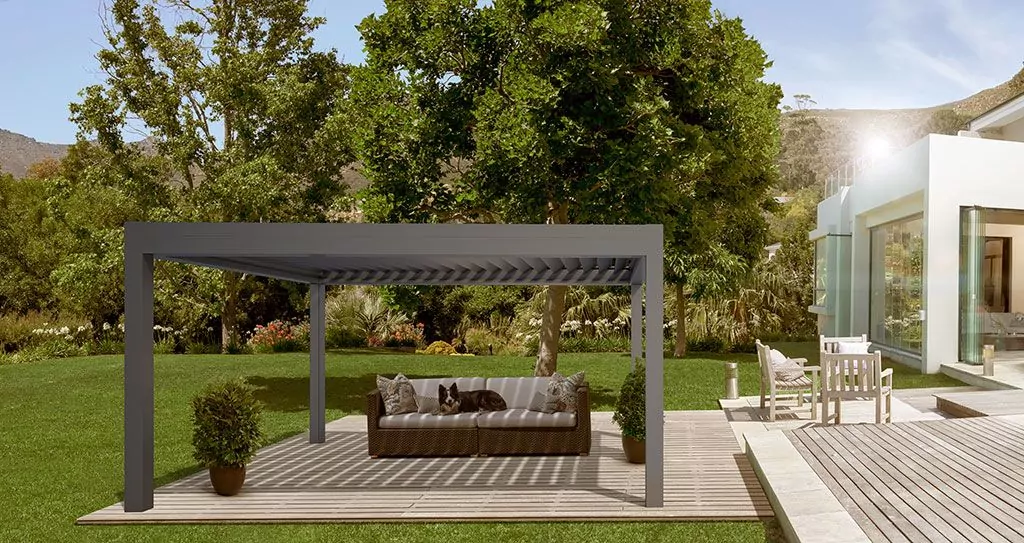 Lamaxa Lamellendach in schwarz alsTerrassenüberdachung