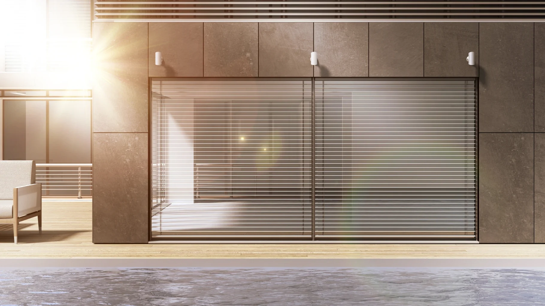 Moderne Fassade einer Terrasse mit Sonnenstrahlen und Jalousien