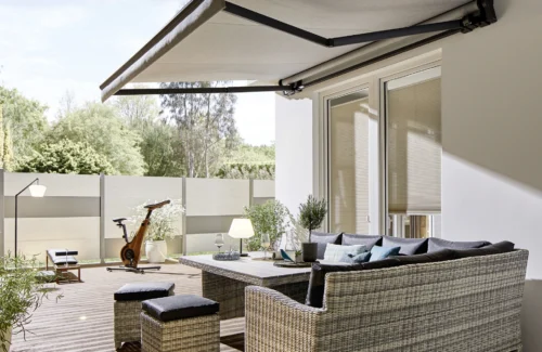 Moderne Terrasse mit Sonnenschutz und stilvollen Gartenmöbeln