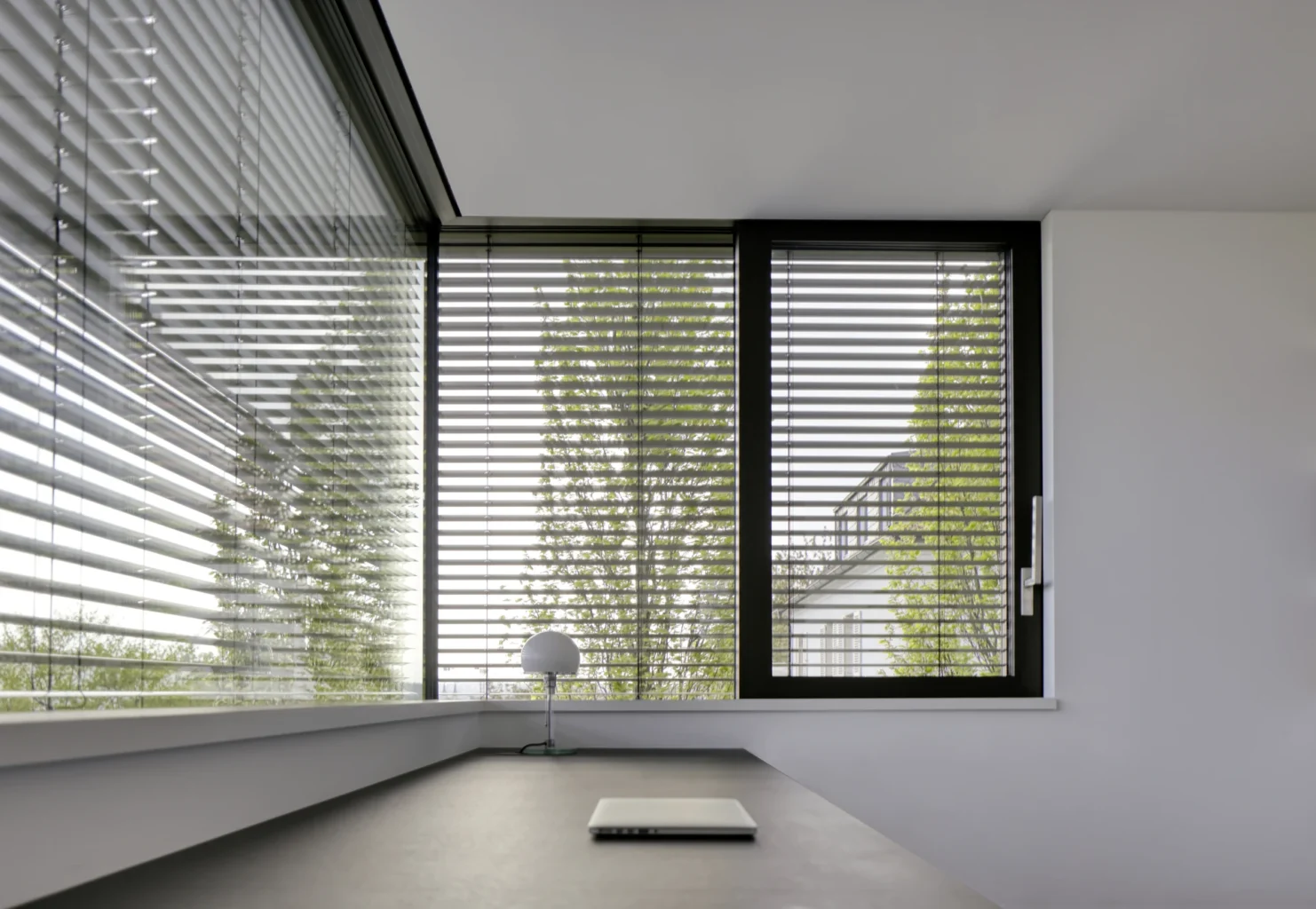 Moderne Fensterjalousien in einem stilvollen Büro