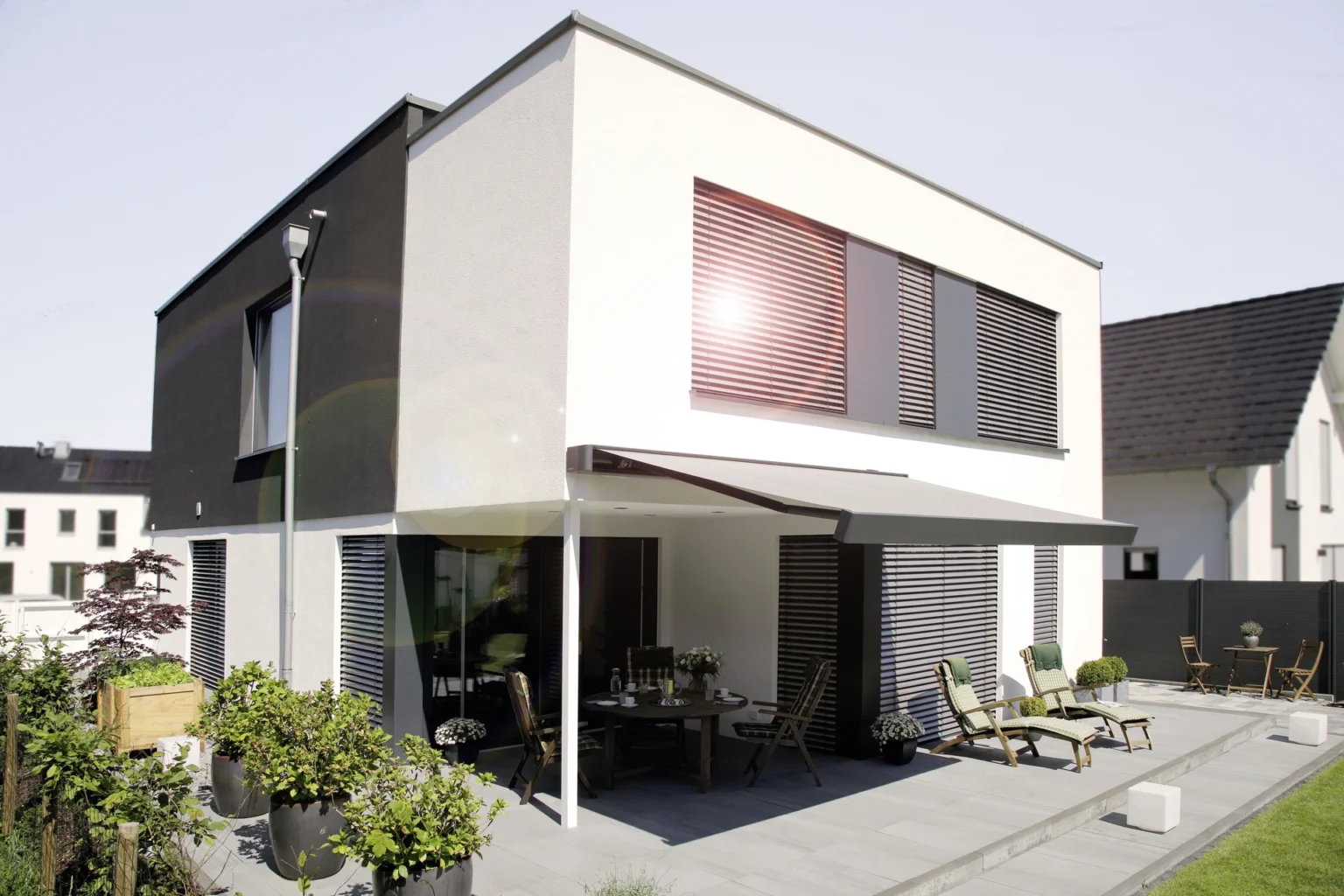 Modernes Einfamilienhaus mit Sonnenschutz und Terrasse