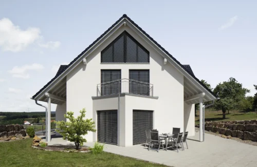 Modernes Einfamilienhaus mit Garten und Terrasse
