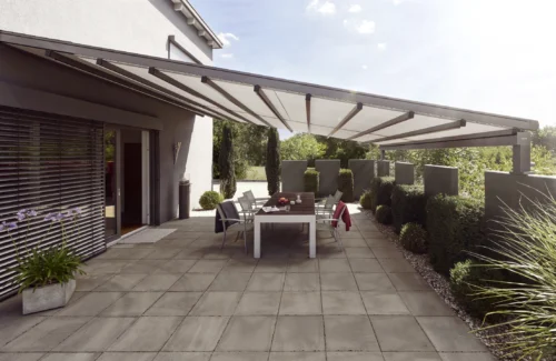 Moderne Terrasse mit Markise und Gartenmöbeln