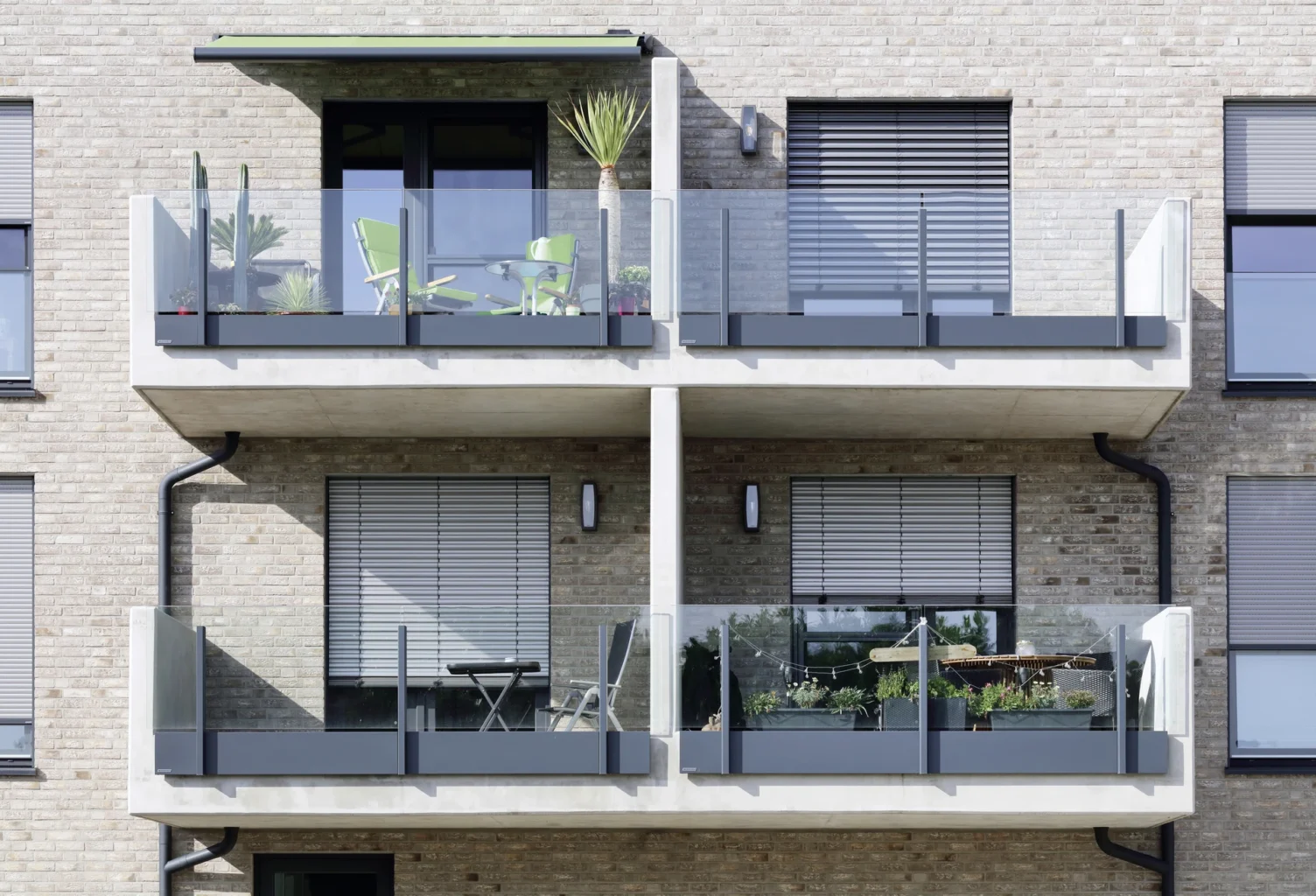 Moderne Balkone mit Glasgeländern an einem Wohngebäude