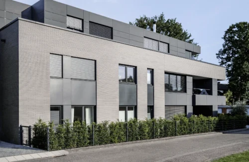 Moderne Wohnarchitektur mit grauem Fassadendesign