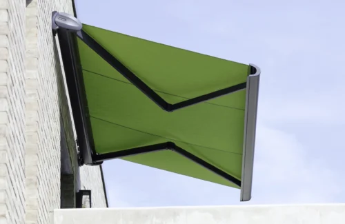 Grüne Markise an einer Backsteinwand