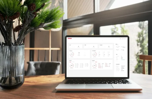 Laptop auf Tisch mit geöffnetem Dashboard
