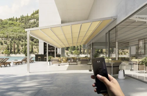 Moderne Terrassenüberdachung mit Fernbedienung am Wasser