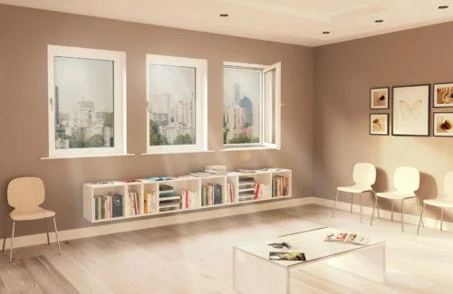 Modernes Wohnzimmer mit großen Fenstern und stilvoller Einrichtung