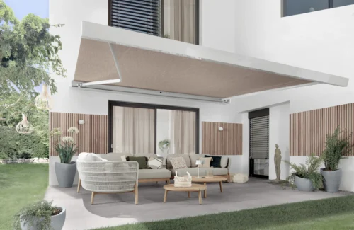 Moderne Terrassenmarkise mit stilvoller Einrichtung