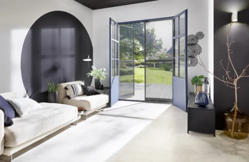 Elegantes Wohnzimmer mit großen Glastüren zum Garten