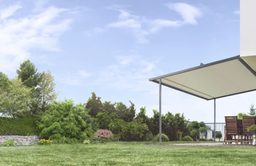 Moderne Bungalow mit Sonnenschutz und Garten