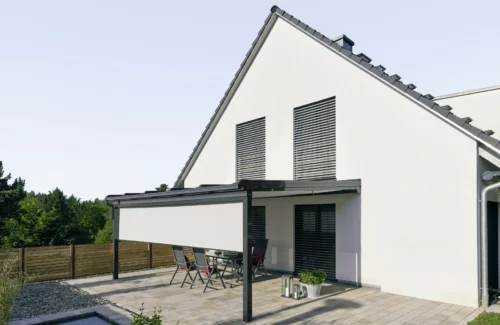 Moderne Terrasse mit Sonnenschutz am Einfamilienhaus