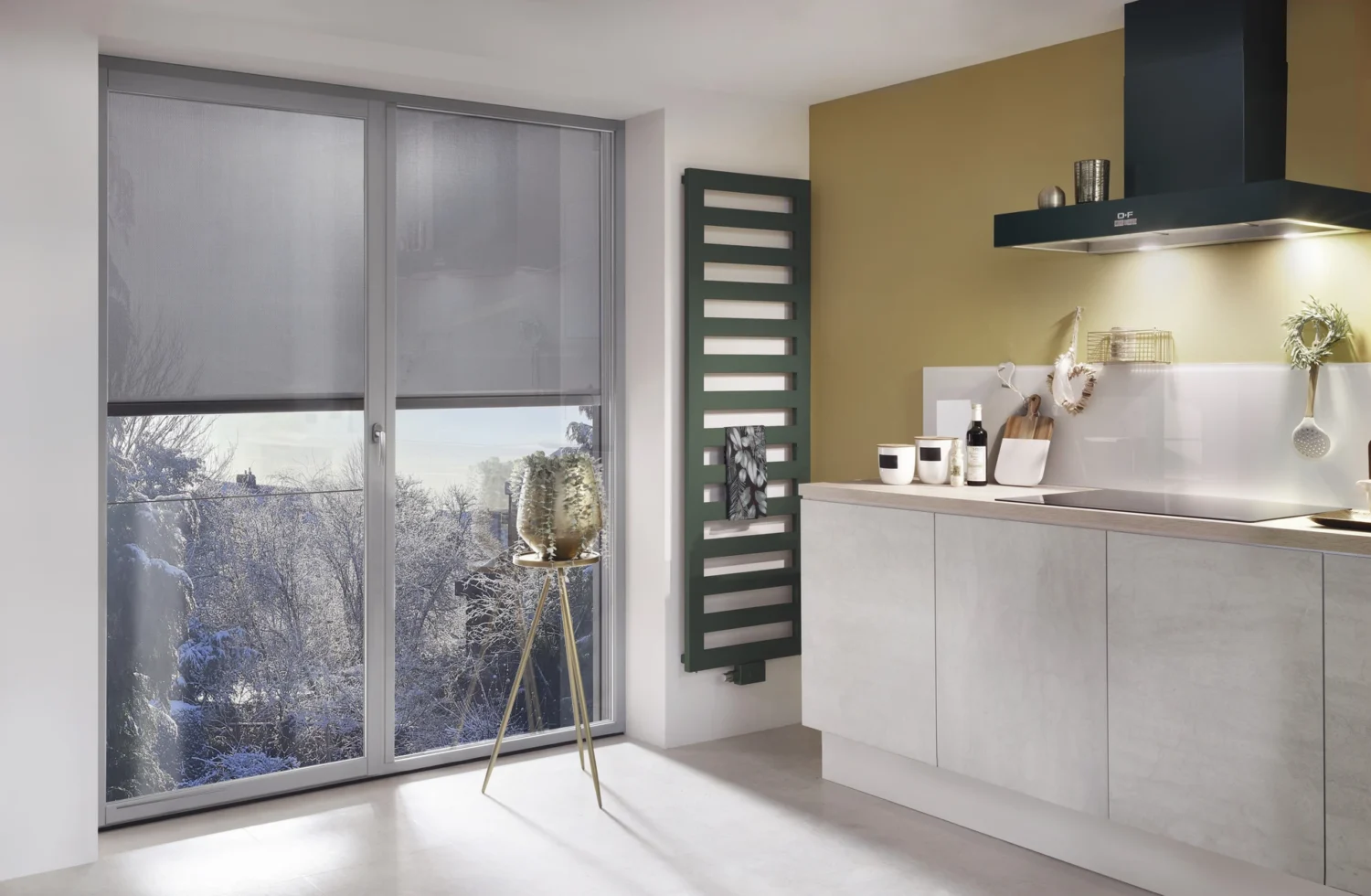 Moderne Küche mit stilvoller Einrichtung und großen Fenstern