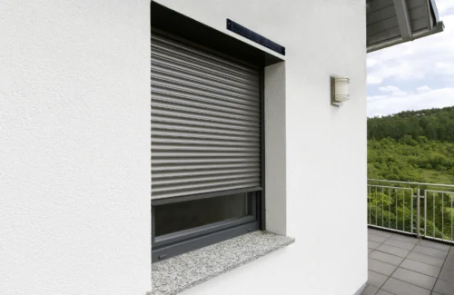 Solarbetriebener Rollladen in geschlossenem Zustand mit integrierter Solarzelle