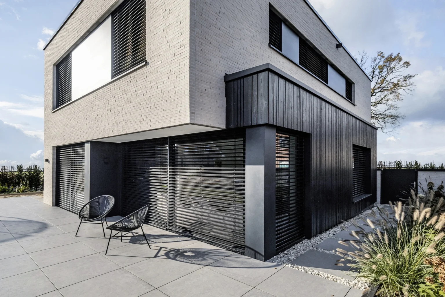 Modernes Einfamilienhaus mit minimalistischer Architektur und großen Fenstern
