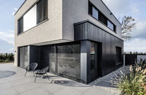 Modernes Einfamilienhaus mit minimalistischer Architektur und großen Fenstern
